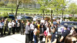 Protest spontan la Ministerul Mediului, angajaţii nemulţumiţi de salarii