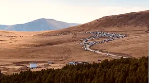 Imagini rare din cel mai popular loc pentru turiştii din Bucureşti. Furnicar de maşini în zona înaltă a Bucegilor