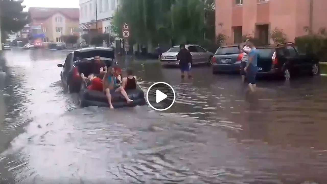 Haz de necaz la Târgu-Jiu. Mai mulţi tineri s-au plimbat cu o SALTEA pe o stradă inundată
