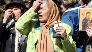 Sute de oameni s-au adunat la Mariupol pentru a manifesta împotriva Guvernului de la Kiev