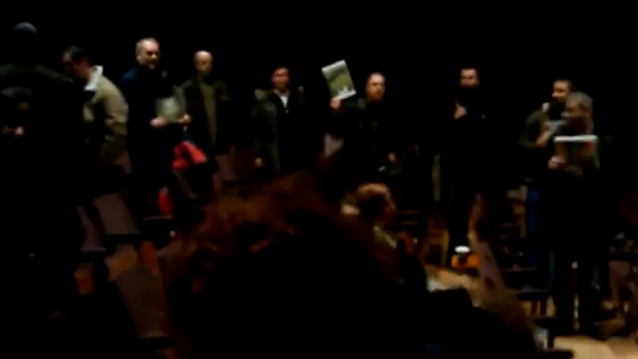 Film din cadrul Lunii LGBT, oprit cu huiduieli şi cântece religioase de 50 de manifestanţi - VIDEO