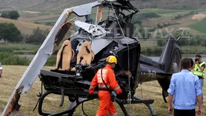 Elicopterul prăbuşit în lacul Tăureni a fost scos din apă. IMAGINI cu epava aeronavei