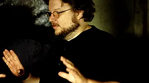 Regizorul Guillermo del Toro pretinde că a fost urmărit de un OZN (Video)