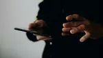 Aproape jumătate dintre europeni văd zilnic conținut toxic online. România nu scapă nici ea de fenomen