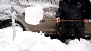 Peste 100 de persoane, blocate în mașini pe drumurile din toată țara / Aproape 4.000 de oameni au rămas fără curent în 3 județe