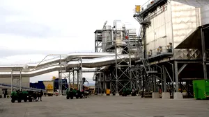 DEZBATERI aprinse asupra Kronospan Sebeş, producător de plăci pe bază de lemn din România. În timp ce compania doreşte creşterea capacităţii de producţie a formaldehidei, un produs gazos, localnicii RECLAMĂ poluarea