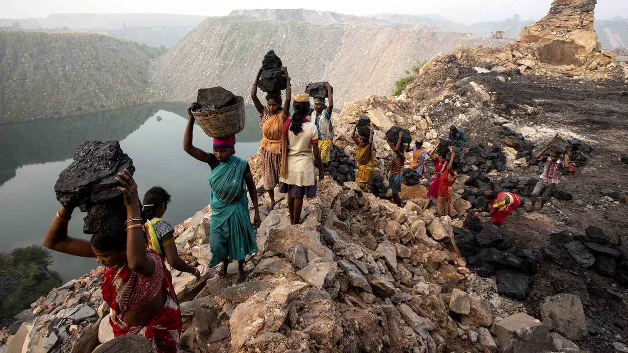 Relansare economică bazată pe cărbune. India plănuieşte să deschidă 40 de noi mine într-o zonă protejată