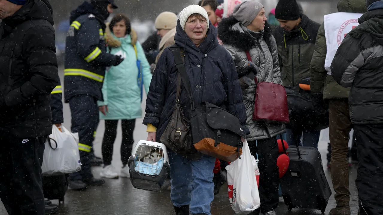 Exodul refugiaţilor a ajuns la peste trei milioane. Ucrainenii care fug din calea războiului se revarsă în ţările vecine 