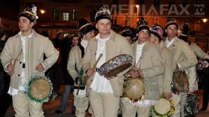 Tradiţii de Crăciun: Dubaşii de pe Valea Mureşului colindă două zile fără întrerupere, obicei de sute de ani - VIDEO