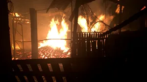 Incendiu puternic la o vilă din Prahova. Flăcările au cuprins o locuinţă şi anexe pe o suprafaţă de peste 400 metri pătraţi
