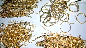 Trei kilograme de bijuterii confiscate de comunişti, restituite unei femei din Cluj