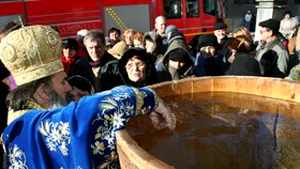 Peste 50.000 de sticle cu agheasmă vor fi împărţite credincioşilor constănţeni, de Bobotează