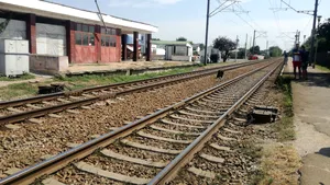 Două persoane au fost lovite de tren în judeţul Timiş. Traficul feroviar, întrerupt între Lugoj şi Caransebeş, reluat