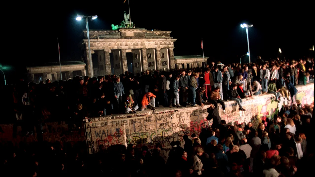Căderea Zidului Berlinului: Momentul istoric care a schimbat lumea pentru totdeauna - FOTO
