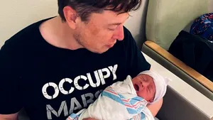 FOTO | Elon Musk a devenit tată pentru a şaptea oară. Primele imagini cu bebeluşul 
