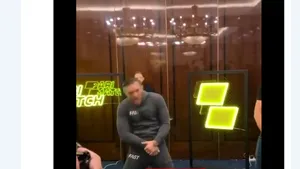 Conor McGregor, atacat de un daghestanez în timpul unei conferinţe de presă. ”Îţi aminteşti ce ai spus, ieri, despre oamenii din Daghestan?” - VIDEO