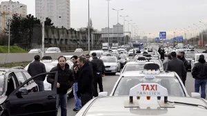 Şoferii de taxi francezi protestează în masă, perturbând activitatea marilor oraşe
