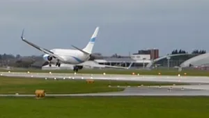 MOMENTUL în care vântul extrem împiedică un avion de pasageri să aterizeze la Salzburg. Aeronava, redirecţionată spre un alt aeroport | VIDEO