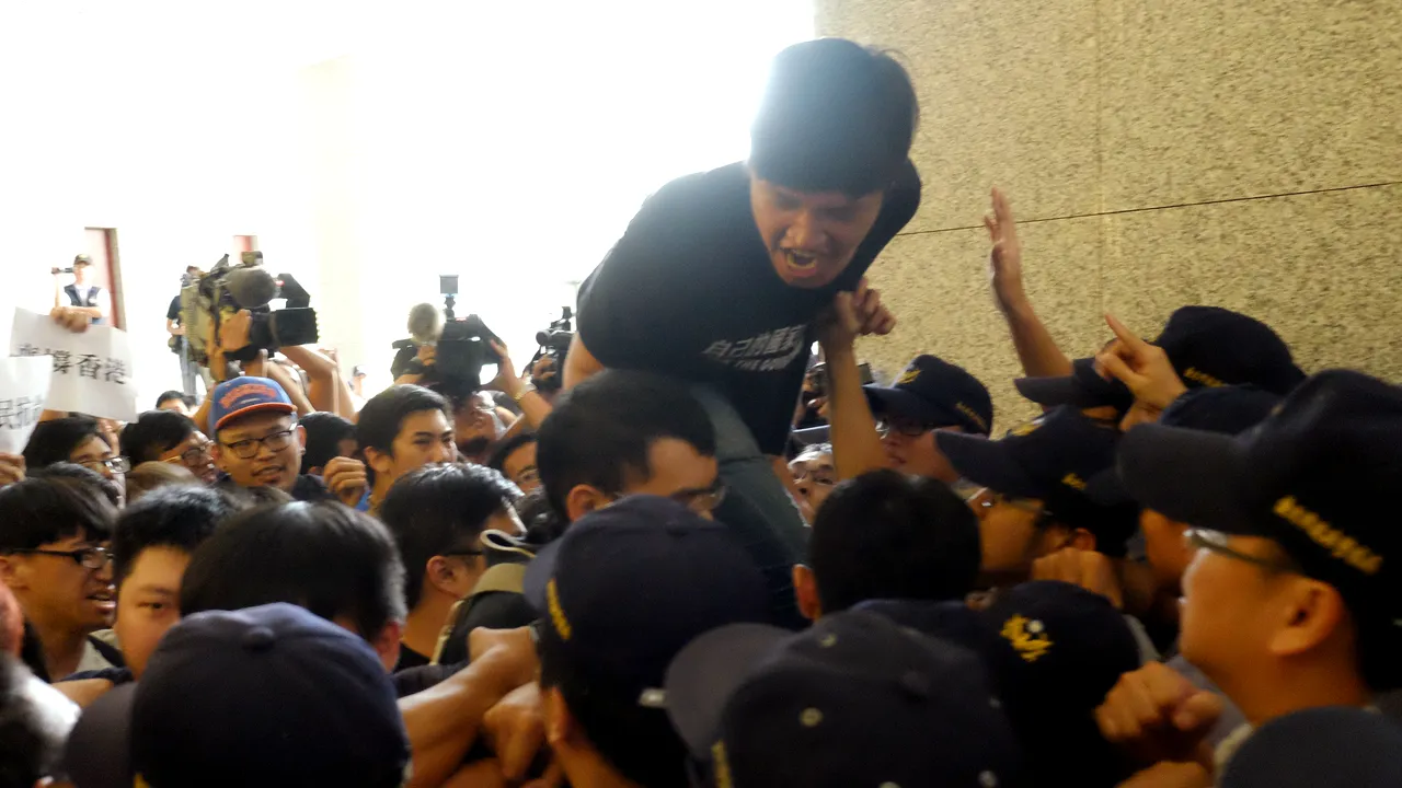 Scandalul conturilor blocate din China: protestatarii vor primi bani de la stat