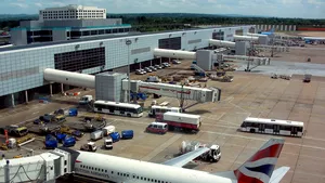 Alerte de securitate pe Aeroportul din Los Angeles; un avion de pasageri, percheziţionat - VIDEO