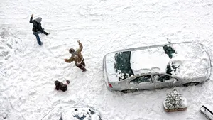 Au aruncat cu bulgări de zăpadă într-o maşină, dar şoferul le-a răspuns cu gloanţe. Doi copii au fost răniţi