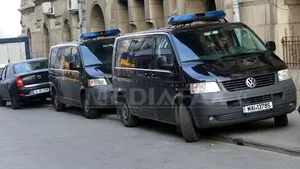 Percheziţiile de la Consiliul Judeţean Dolj s-au încheiat. Au fost ridicate zeci de cutii cu documente