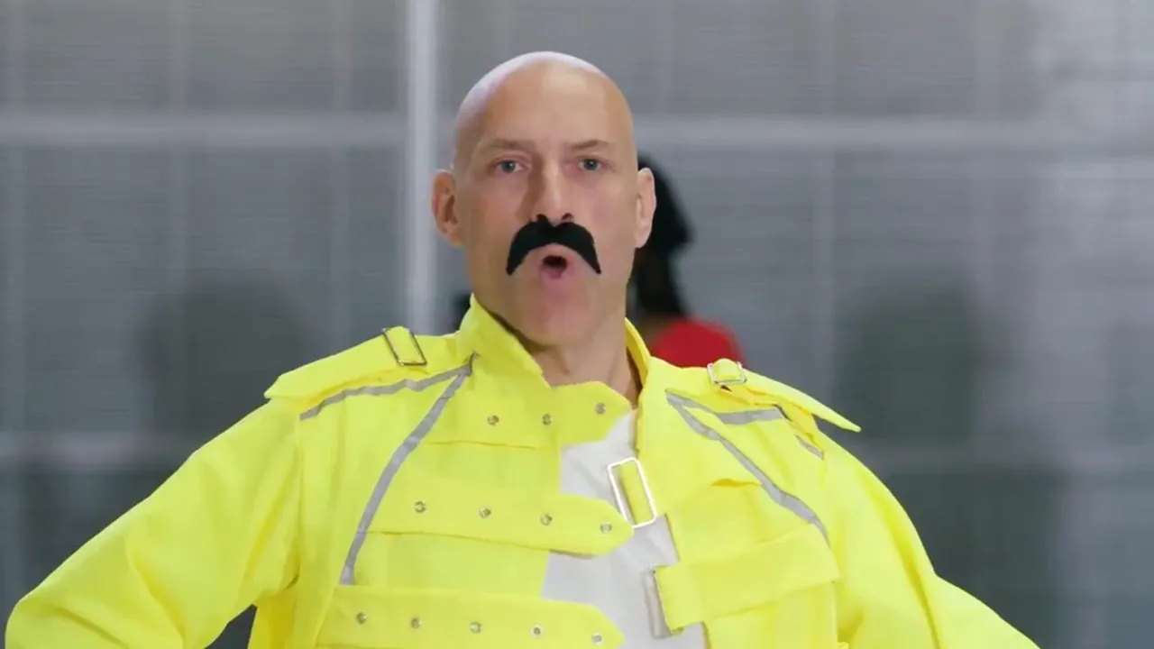 Freddie Mercury a fost omagiat de angajaţii de pe aeroportul Heathrow. Fostul solist al formaţiei Queen ar fi împlinit 72 de ani pe 5 septembrie | VIDEO