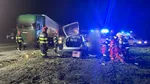Un băiat de 10 ani a murit în urma unui accident între o mașină și un TIR plin cu paleți