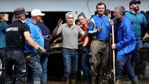 Călin Georgescu a ajuns la Broșteni, oraș puternic afectat de inundații: „Suntem solidari cu fraţii noştri de aici”