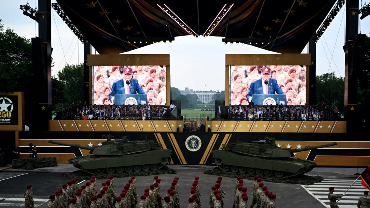 Parada militară aniversară din SUA, în același timp cu ziua lui Trump. În paralel, proteste față de președintele republican