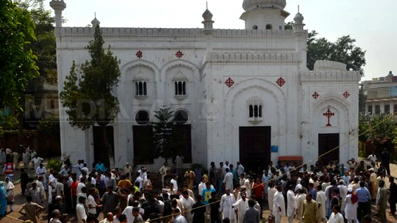 Cel puţin 70 de morţi într-un dublu atentat sinucigaş, în faţa unei biserici din Pakistan