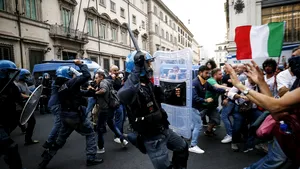 Violenţe în Italia. Protestatarii care se opun utilizării certificatelor Covid-19 tuturor angajaţilor se confruntă cu forţele de ordine