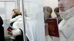 Românii din Republica Moldova stau la coadă pentru a vota