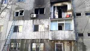 Incendiu puternic la un bloc din Medgidia. Pompierii au salvat un bărbat, în urma exploziei unei butelii