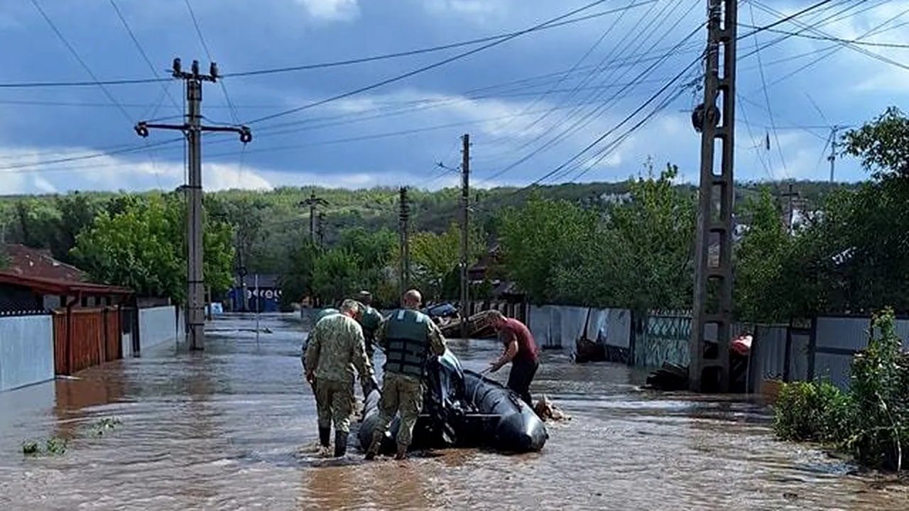 Zeci de militari din Brigada 10 Geniu intervin la inundaţii în zona Slobozia Conachi