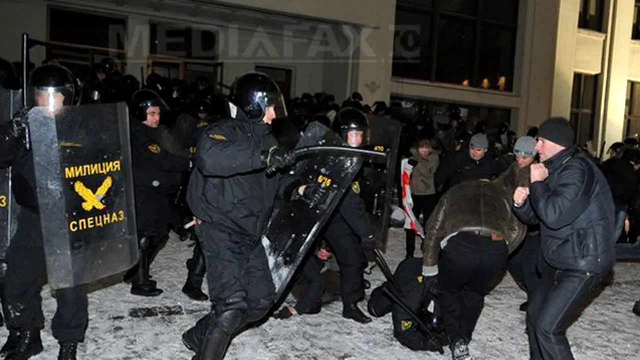 Treizeci de tineri care protestau la Guvernul din Minsk au fost loviţi şi arestaţi de poliţie