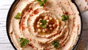 5 motive pentru care ar trebui să mâncăm hummus
