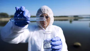 Franța interzice substanțele chimice periculoase din cosmetice și îmbrăcăminte