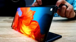 Huawei, concurenţă serioasă pentru Samsung. Compania chineză lansează propriul model de telefon pliabil, mai ieftin decât varianta lui coreeană