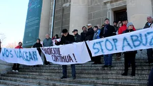 Zeci de angajaţi ai Filarmonicii Arad, protest pe treptele instituţiei pentru schimbarea managerului - FOTO