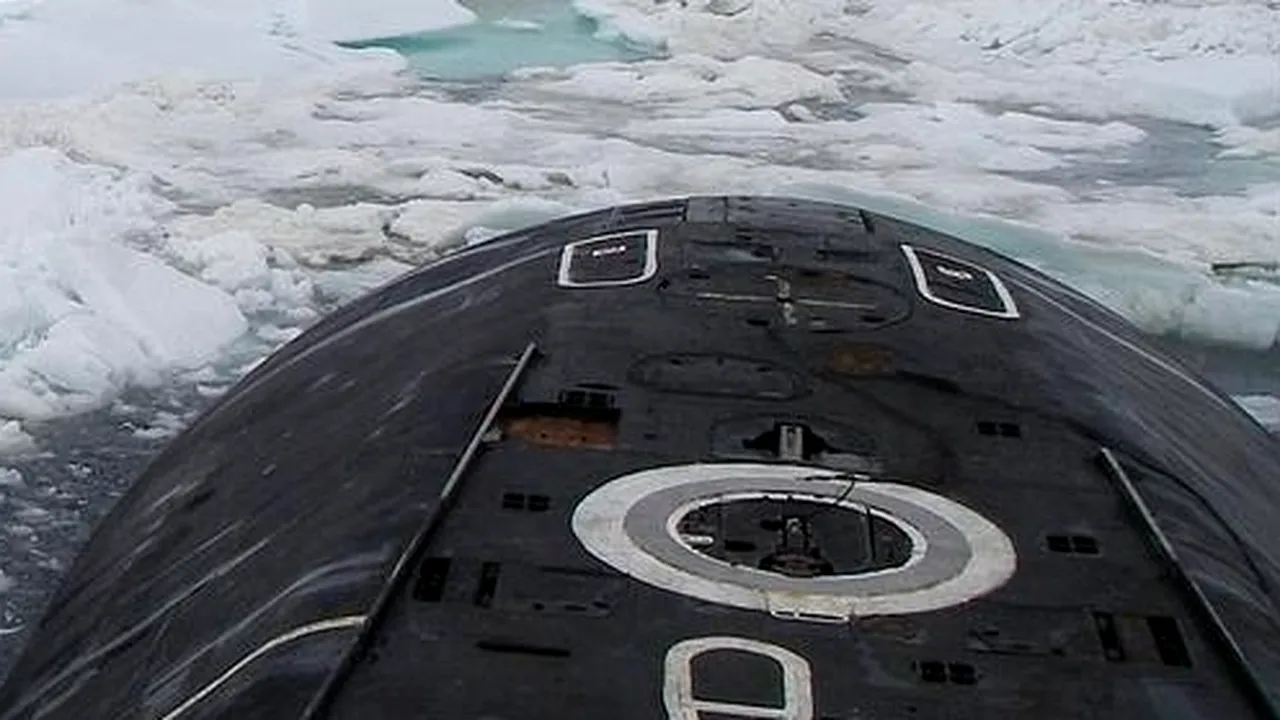 Un submarin nuclear rus a spart gheaţa de la Cercul Polar, pentru a arunca ceva peste bord. Acolo, nava a primit o vizită neaşteptată | FOTO