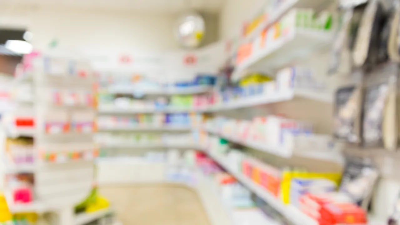 Incident bizar: O femeie a ajuns în comă la spital, după ce a fost găsită blocată într-o farmacie