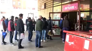 Cumpărăturile de Paşte în stare de urgenţă. Pieţele, luate cu asalt de români. Bătrână, la coadă: Îmi aminteşte de dinainte de revoluţie, când veneam să iau un litru de lapte