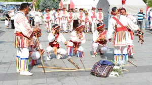 GALERIE FOTO, VIDEO Căluşarii au pornit în alai pentru ”a alunga relele”, în Craiova