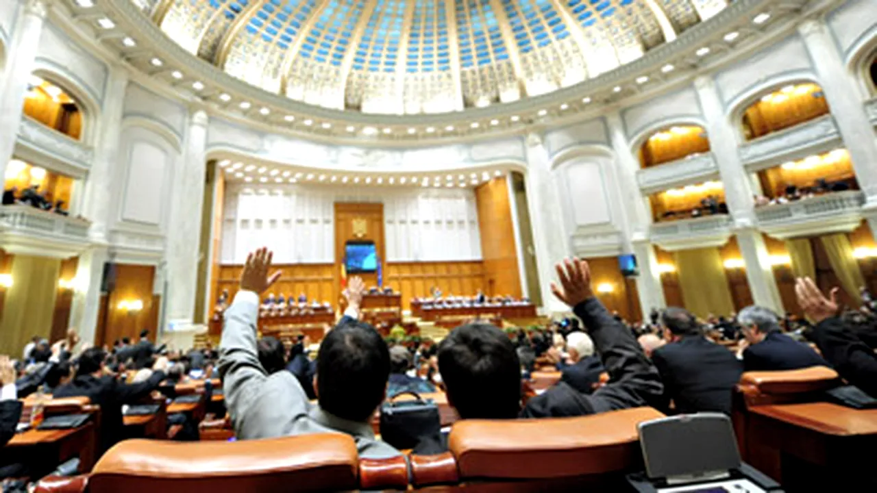 Înghesuială, plictiseală, zâmbete false în ziua când moţiunea de cenzură a învins Guvernul