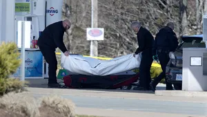 Masacru în Canada. Un bărbat deghizat în poliţist a omorât 16 persoane. El a atacat victimele în casele acestora
