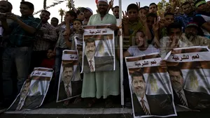 Susţinătorii lui Mohamed Morsi se pregătesc de asaltul poliţiei, la Cairo