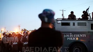Tensiuni puternice în oraşul american Ferguson, unde un poliţist a omorât un tânăr de culoare - FOTO
