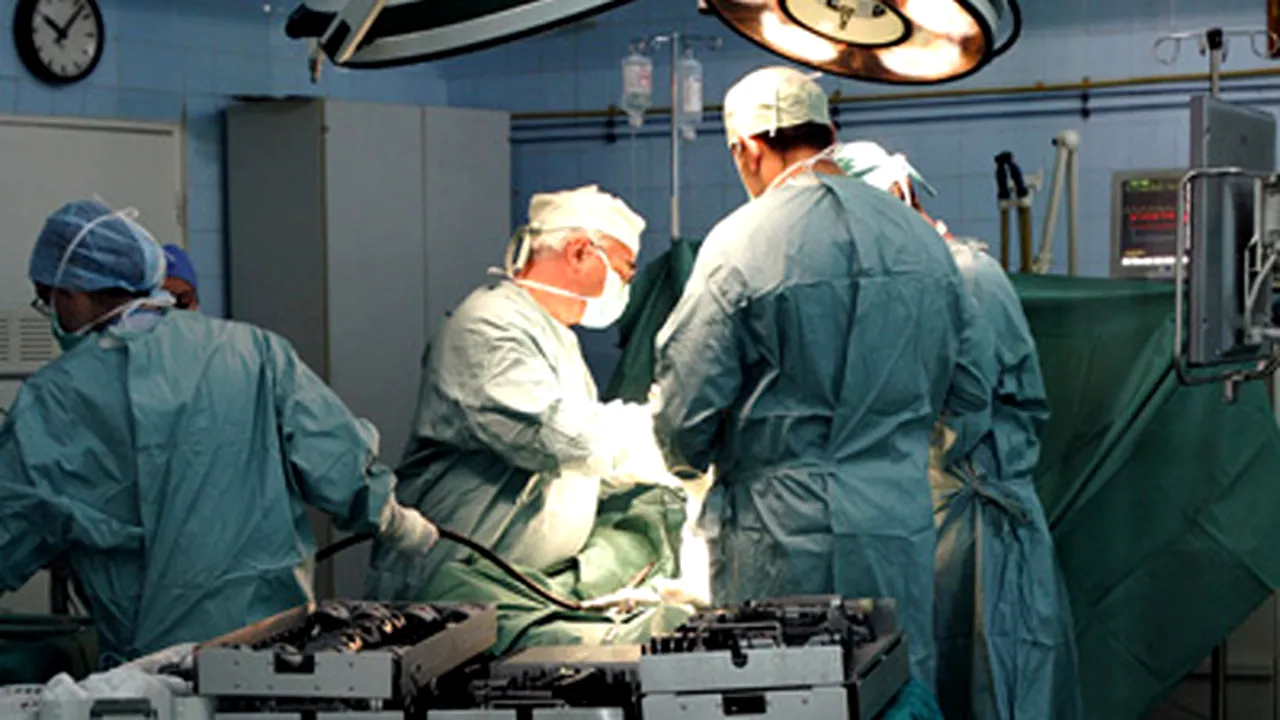 Medicii arădeni i-au extirpat unei femei o tumoare ovariană de 17 kilograme