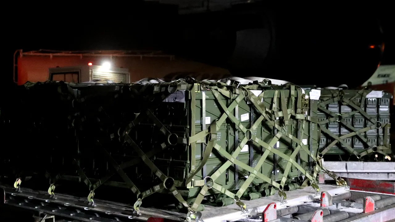 Statele Unite au trimis un nou avion cu echipament militar în Ucraina pentru a se putea apăra